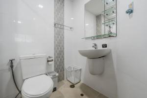 Ban KathuにあるA Stylish Condo in Local Area Kathu, Phuketのトイレと洗面台を備えた白いバスルーム