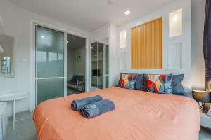 Ban KathuにあるA Stylish Condo in Local Area Kathu, Phuketの枕が2つ置かれたベッドのある寝室