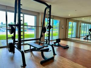 Fitness centrum a/nebo fitness zařízení v ubytování Modern 1Bedroom Direct ManilaBay SeaView Okada Airport Spacious