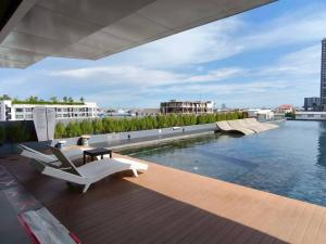 Πισίνα στο ή κοντά στο Condo Studio Sukhumvit 1 min BTS Pu Chao