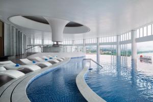 una piscina en un edificio con un gran ventanal en Vignette Collection The Xanadu Guangzhou, an IHG Hotel, en Guangzhou