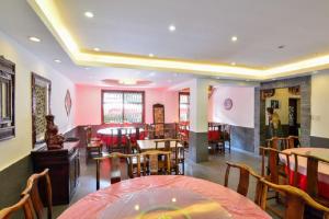 a dining room with tables and chairs in a restaurant at Hangzhou Elegant Holiday Inn in Hangzhou +27 photos