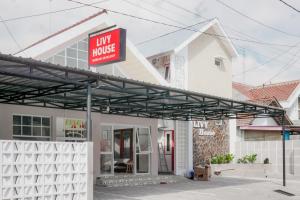 a building with a sign that reads luxury house at Urbanview Livy House Blitar in Karangtengah
