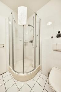 un baño con ducha y WC en Knechtsand - 441, en Cuxhaven