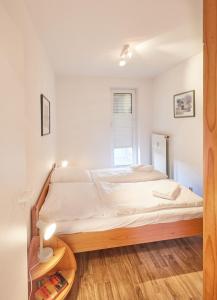 1 dormitorio con cama y mesita de noche de madera en Knechtsand - 441, en Cuxhaven