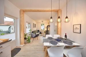 a kitchen and dining room with a table and chairs at Heimathafen in Cuxhaven