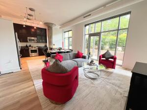 ein Wohnzimmer mit einem roten Sofa und einer Küche in der Unterkunft The Tysons Corner Suite I 4 beds in Odricks Corner