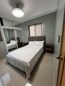 Una cama o camas en una habitación de Moderno Apartamento Boca Chica, 5 minutos del Aeropuerto