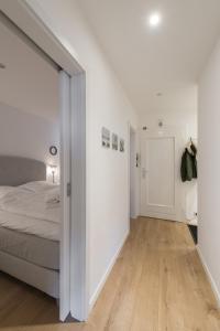 Una cama o camas en una habitación de Poseidon - 38