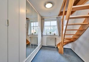 Zimmer mit einer Treppe und einem Fenster in der Unterkunft Scharhörn - 7 in Cuxhaven + 14 Fotos