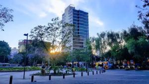 メキシコシティにあるAir Conditioning Glamorous Sunset Panoramic Viewsの建物を背景にした大型駐車場