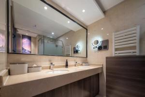 哈尔滨哈尔滨松北融创乐园亚朵X酒店的配有两个水槽和一面大镜子的浴室
