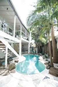 una piscina frente a una casa con palmeras en Cactus Rose Villa - Private Stay in Byron, en Brisbane