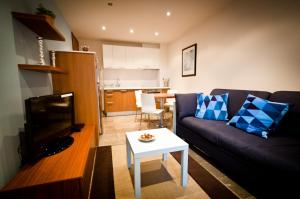 sala de estar con sofá y mesa en Apartamentos Abaco, en Llanes