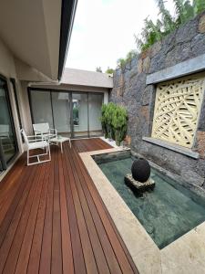 La alberca dentro o cerca de Luxe tropical villa