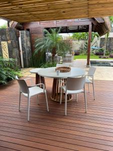 Un patio o zona al aire libre en Luxe tropical villa