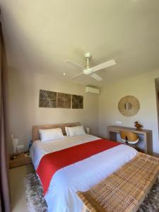 Una cama o camas en una habitación de Luxe tropical villa 11 fotos más