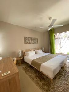 Una cama o camas en una habitación de Luxe tropical villa