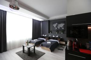 ジェロナ・グラにあるApartamenty Centrum Krawieckaのベッドルーム1室(ベッド2台、薄型テレビ付)