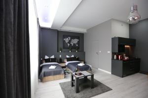 sypialnia z 2 łóżkami i stołem w obiekcie Apartamenty Centrum Krawiecka w Zielonej Górze