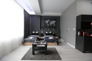 sypialnia z 2 łóżkami i stołem w obiekcie Apartamenty Centrum Krawiecka w Zielonej Górze