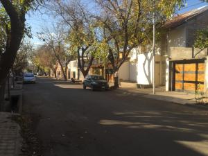 een straat met een auto aan de kant van de weg bij Apartamento Entre Olivos in Mendoza