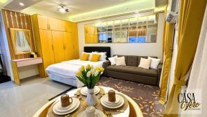 Una cama o camas en una habitación de Casa Vero Elegant, Spacious Condo, with 4 Pools