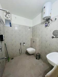 瓦拉纳西Ganga Ghat 2 BHK Apartment Near Kashi Vishwanath Temple With Parking And Lift的带马桶和水槽的浴室
