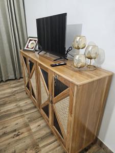 瓦拉纳西Ganga Ghat 2 BHK Apartment Near Kashi Vishwanath Temple With Parking And Lift的顶部设有电视的木制娱乐中心