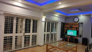 a living room with a table and a clock on the wall at Valley View Villa Wai in Wai