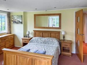 Saint Just in RoselandにあるPoint Houseのベッドルーム1室(ベッド1台、ドレッサー2台、鏡付)