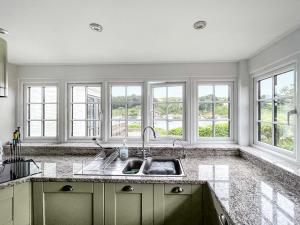 Saint Just in RoselandにあるPoint Houseのキッチン(シンク付)、窓4つ +8枚の写真