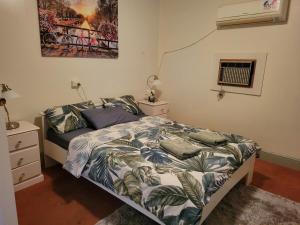 une chambre avec un lit et une table de chevet dans l'établissement Corella Accommodation 1E, à Boulder