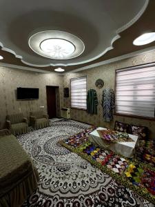 Телевизор и/или развлекательный центр в Chinor Guest House