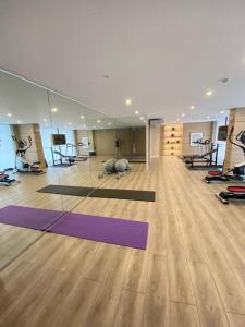 une salle de yoga avec un chien allongé sur le sol dans l'établissement Departamento de Lujo en Zona Financiera y Centrica, à San Antonio