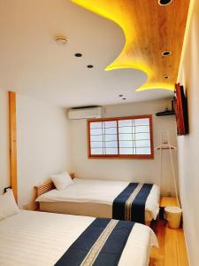Postel nebo postele na pokoji v ubytování Retreat風鈴 天下茶屋駅から徒歩4分 現代和風新築 完全貸切 最大8人利用可