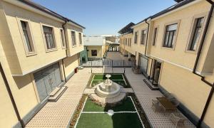 una vista aérea de un patio entre dos edificios en Mubina East Hotel, en Bukhara
