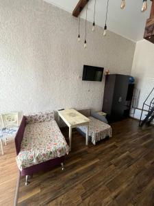 TV a/nebo společenská místnost v ubytování Студия лофт