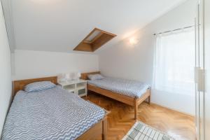 - 2 lits dans une chambre avec fenêtre dans l'établissement Seaside Apartment Barić Draga, à Barić Draga