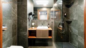 a bathroom with a sink and a shower at Wonder Hill - bajkowy widok na góry i zalew in Sosnówka +40 photos