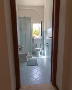 ヴィッラッジョ・モセにあるB&B il Giradiscoのバスルーム(トイレ付)、窓が備わります。
