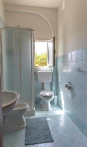 ヴィッラッジョ・モセにあるB&B il Giradiscoのバスルーム(トイレ、洗面台付)、窓が備わります。