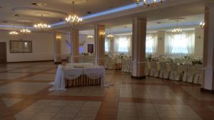 Reštaurácia alebo iné gastronomické zariadenie v ubytovaní Hotel Gościniec