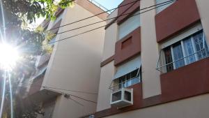 un edificio con el sol brillando a través de una ventana en Apartamento Atalaia en Porto Alegre