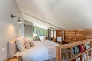 ein Schlafzimmer mit großem Bett und ein Badezimmer in der Unterkunft Ferme La Clavière, Maison de vacances Lou Mas in Mane + 44 Fotos