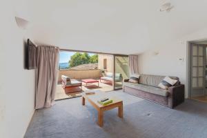 ein Wohnzimmer mit einer Couch und einem Couchtisch in der Unterkunft Ferme La Clavière, Maison de vacances Lou Mas in Mane