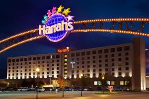 a neon sign on a city street at night at Harrah's Metropolis Hotel & Casino in Metropolis
