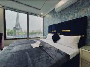 Giường trong phòng chung tại Bahria Eiffel View Apartments