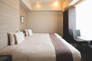 a hotel room with a bed and a table at Citadines Central Shinjuku Tokyo in Tokyo