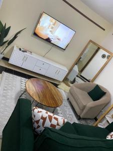 TV a/nebo společenská místnost v ubytování Epic World Stays- 1 Bedroom Claycity, Kasarani